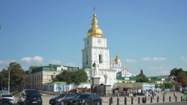 Altın kubbeli Aziz Michael Katedrali. Michaels Altın Kubbe Manastırı, Kyiv 'in merkezinde. Mykhailivskyi Zolotoperho Katedrali 'nin kubbeleri ve çan kulesi.