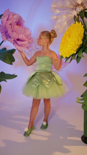Fantazyjny Portret Dziewczyny Kostiumie Wróżki Skrzydłem Motyla Model Elf Dziewczyna — Wideo stockowe