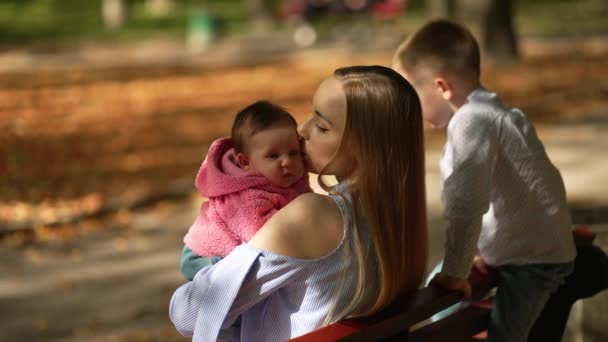 Jonge Mooie Moeder Houdt Haar Baby Haar Armen Buiten Knuffels — Stockvideo