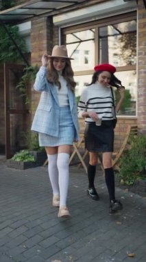 şehir içinde mutlu genç kız