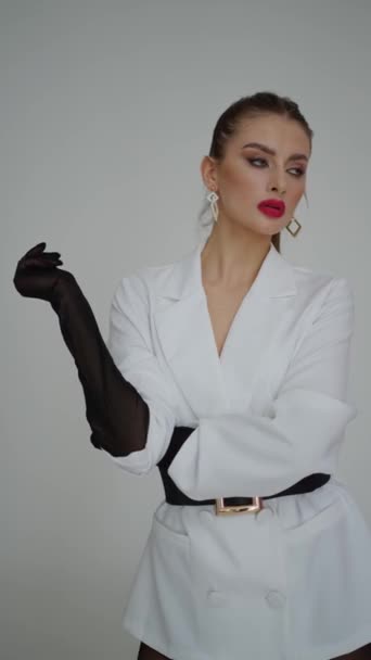 Σέξι Γυναίκα Μοντέλο Μόδας Κομψό Μακιγιάζ Ποζάρουν Στο Στούντιο — Αρχείο Βίντεο
