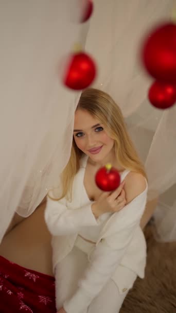 Een Mooie Vrouw Een Kerstjurk Een Stoel Tegen Achtergrond Van — Stockvideo