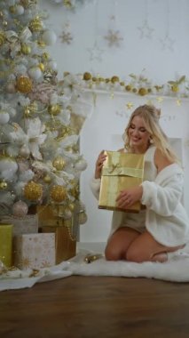 Altın kutu tutan mutlu genç bir kadın. Kız bir hediye aldı, açtı ve sevindi. İnsanlar Noel 'i ya da Sevgililer Günü' nü kutlar. Aşk ve mutluluk kavramı