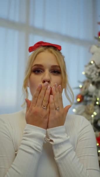 Uma Mulher Celebra Ano Novo Natal Enviando Beijo — Vídeo de Stock