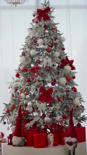 Mnoho Dárkových Krabic Vánoční Ozdoby Pod Krásnou Zdobené Vánoční Stromeček — Stock video