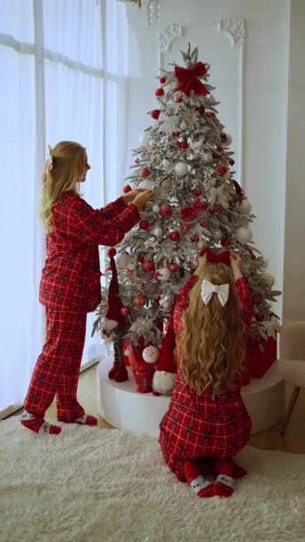 Genç Kadın Yılbaşı Arifesinde Noel Ağacını Süslüyor Neşeyle Gülümsüyor Kutlamaya — Stok video