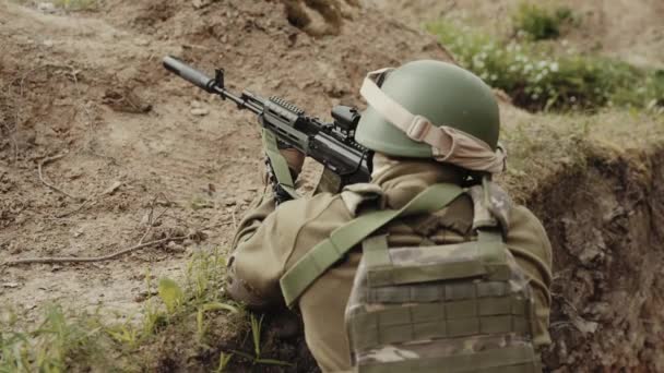 Cecchino Militare Camuffamento Prende Mira Spara Nemico Imboscata Operazione Militare — Video Stock