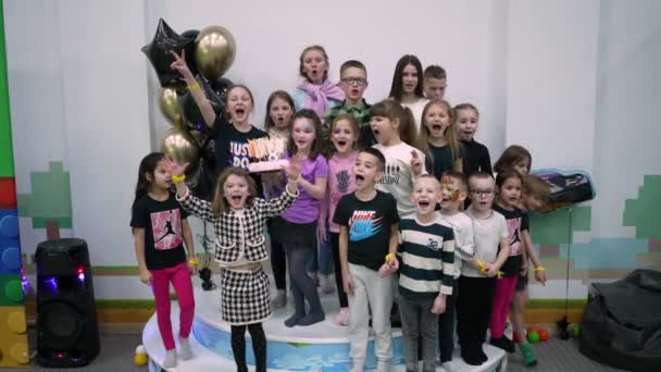 Çocuklar Oyun Merkezine Atlayıp Ellerinde Şenlikli Bir Pasta Tutarak Eğleniyorlar — Stok video