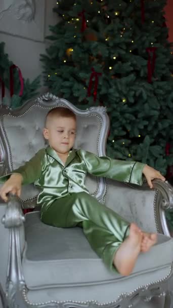 Çocuk Evde Bir Sandalyede Oturuyor Noel Baba Nın Hediyelerini Bekliyor — Stok video