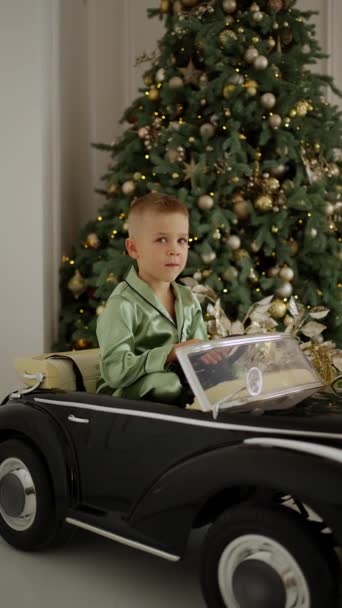 Roztomilé Dítě Potěšen Dárkem Pod Vánoční Stromeček — Stock video