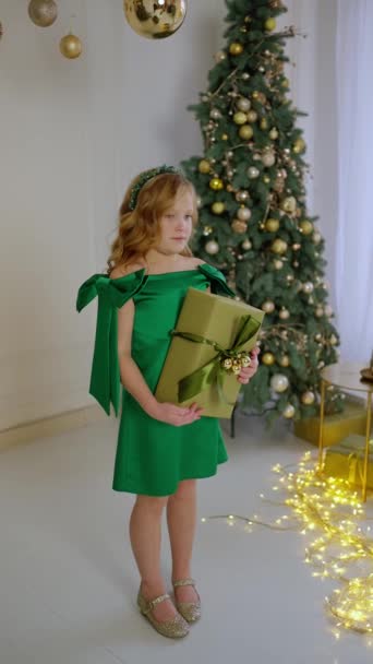 Ένα Παιδί Ένα Εορταστικό Φόρεμα Κρατά Ένα Νέο Έτος Χριστουγεννιάτικο — Αρχείο Βίντεο