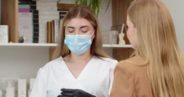 Doktor randevusundaki bir hasta. İğneler için şırınga