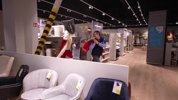 Mobilya Dükkanındaki Noel Baba Müşterileri Çekiyor — Stok video