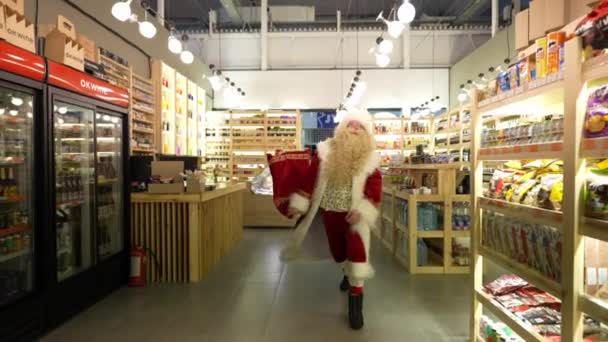 圣诞老人在商店里跳来跳去 向客人们分发礼物 玩得很开心 — 图库视频影像