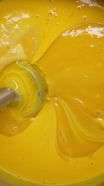 Zbliżenie Mieszalnika Elektrycznego Biczującego Białka Jajeczne Bujnej Śmietany Bezowej Ciasta — Wideo stockowe