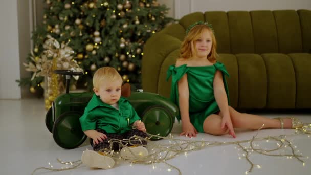 Küçük Tatlı Bir Kız Anaokulu Kardeşi Evde Noel Ağacının Altında — Stok video