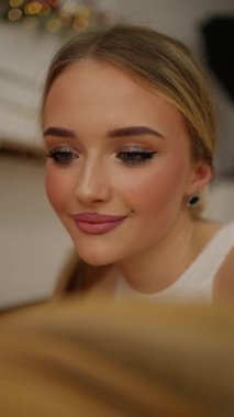 Olağanüstü yakın plan güzel modellerin parlak mavi gözleri kameraya bakıyor.