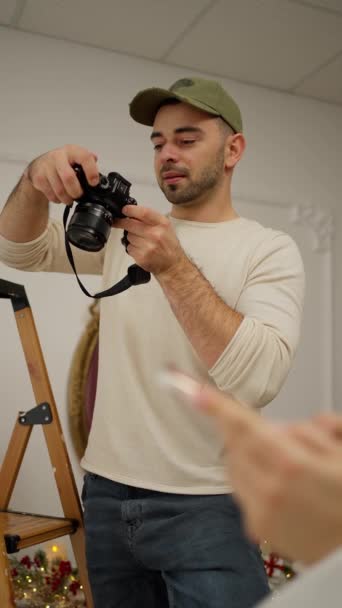 Portret Van Een Knappe Fotograaf Met Geavanceerde Camera Klaar Fotograferen — Stockvideo