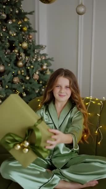 Noel Ağacının Yanında Oturmuş Noel Hediyelerine Bakan Neşeli Beyaz Bir — Stok video