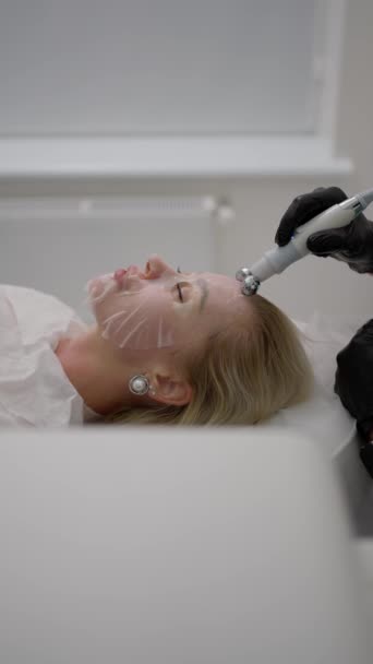 Retrato Jovem Tendo Tratamento Facial Cosmético Salão Beleza Terapeuta Usando — Vídeo de Stock