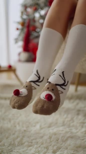 Vánoční Legrační Ponožky Pohybující Blízkosti Zdobené Vánoční Stromeček Červená Vlna — Stock video