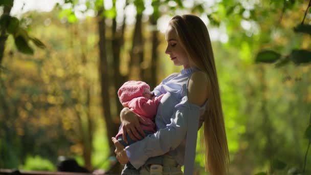 Jong Gelukkig Moeder Voeden Haar Baby Zomer Buiten Natuur Borstvoeding — Stockvideo