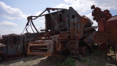 Açık havada duran paslı bir tahıl birleşimi kullanılamaz hale gelir. Eski gereksiz mekanizmaların geri dönüşümü