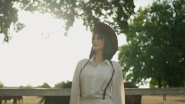 Çiftlikte atları olan yakışıklı bir binici.