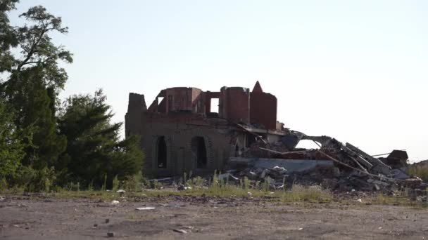 Ślady Pocisku Artyleryjskiego Uderzającego Budynek Mieszkalny Dach Budynku Został Zniszczony — Wideo stockowe