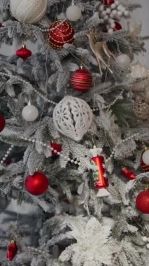Noel ağacı, modern gümüş toplarla süslenmiş bir evde. Yeni yıl dekorasyonu ve şenlikli Noel havası. Şık dekorlu Noel ağacı.