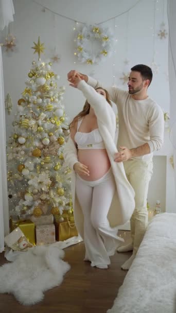Retrato Una Joven Familia Esperando Bebé Bailando Cerca Árbol Navidad — Vídeos de Stock
