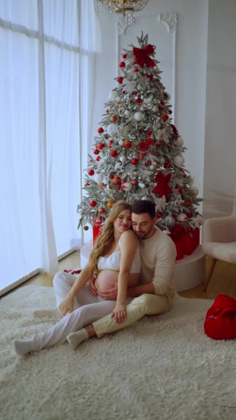 Zwanger Paar Man Vrouw Voelen Liefde Ontspannen Thuis Nieuwjaarsochtend Buurt — Stockvideo