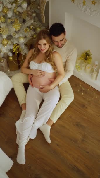 Jong Gelukkig Toekomst Vader Knuffelen Zoenen Zijn Zwanger Vrouw Strelen — Stockvideo