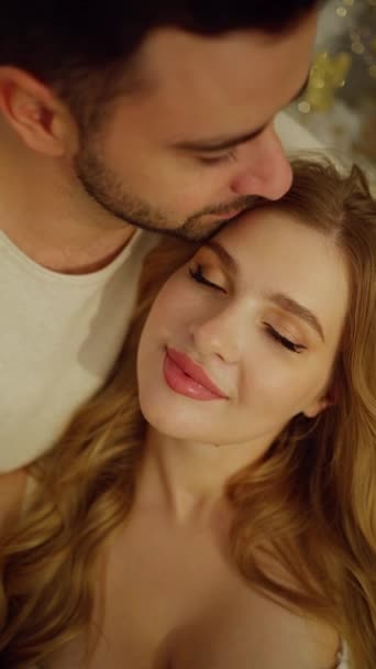 Beau Couple Élégant Étreignant Embrassant Tendrement Homme Une Femme Embrassent — Video
