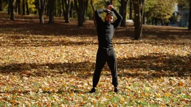 Mann Dehnt Muskeln Freien Herbstpark Gesundheit Und Vorbereitung Auf Die — Stockvideo