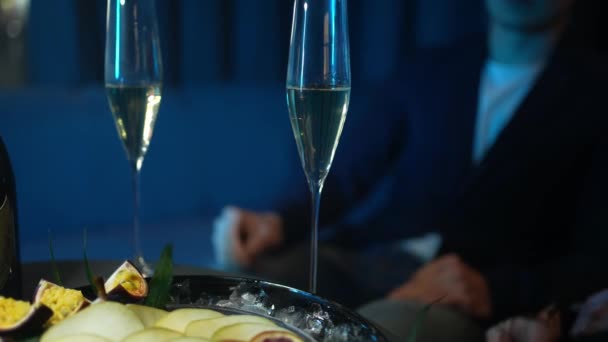 特写镜头 一名身份不明的妇女和男子在一家夜总会手里拿着一杯葡萄酒 — 图库视频影像