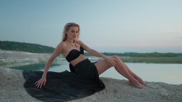 Blondine Kvinde Sort Outfit Sidder Havet Strand Øen Med Turkis – Stock-video