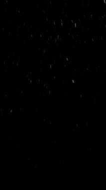 Siyah arkaplan 4K üzerindeki Kar Gerçekçiliği Örtüyor