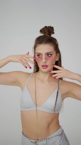 Sütyen Giymiş Ince Bir Figürle Gülen Sarışın Kadın Stüdyoda Beyaz — Stok video