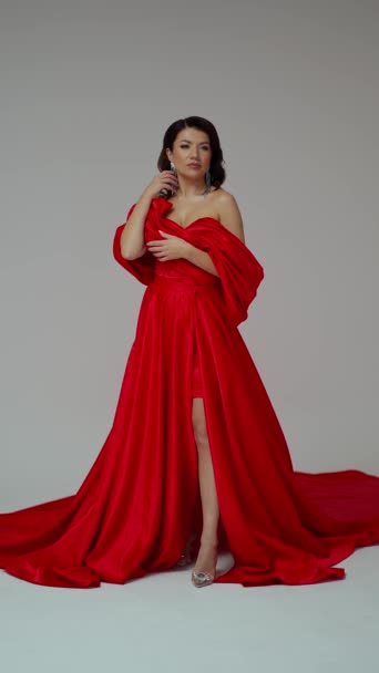 豪華な長い赤いドレスと絶妙なジュエリーのブルネット — ストック動画