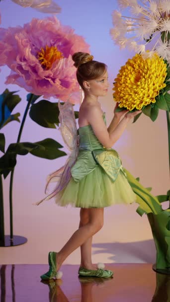 Весела Дівчинка Зеленій Сукні Прозорі Крила Мріє Про Виконання Бажання — стокове відео