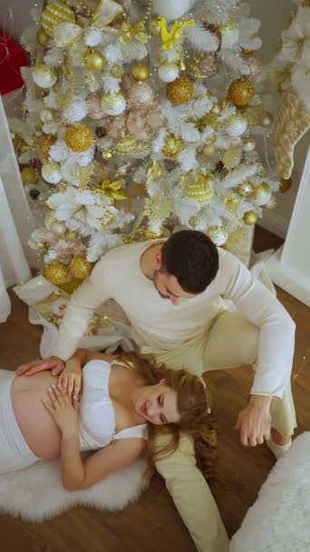 Egy Romantikus Pár Díszítette Karácsonyfát Ünnepre Készülve Szerelem Fiatal Család — Stock videók