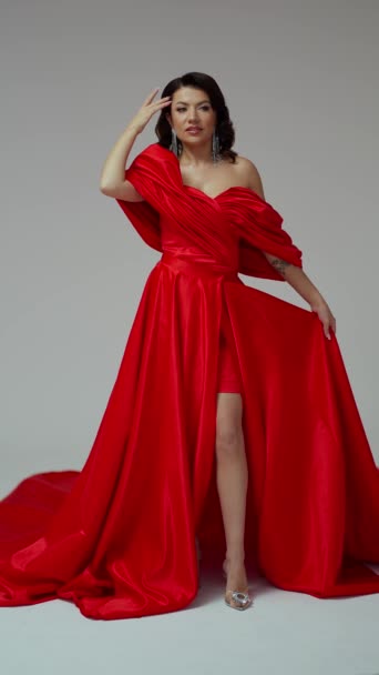 Όμορφη Μελαχρινή Γυναίκα Κυρία Μετάξι Βράδυ Κόκκινο Φόρεμα Φωτεινό Μακιγιάζ — Αρχείο Βίντεο