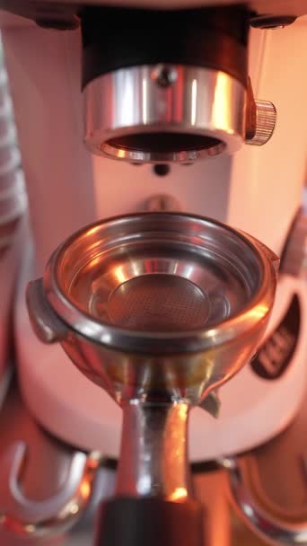 用搅拌器将碎咖啡压入排便器 使热饮咖啡成为热饮的特写镜头 — 图库视频影像