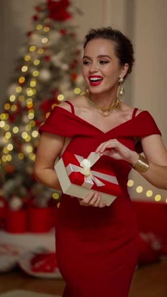 Krásná Brunetka Žena Červených Šatech Blízkosti Vánoční Strom Otevřený Box — Stock video