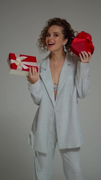 Lachende Jonge Vrouw Presenteren Geschenkdoos Voor Verjaardag Valentijnsdag Viering — Stockvideo