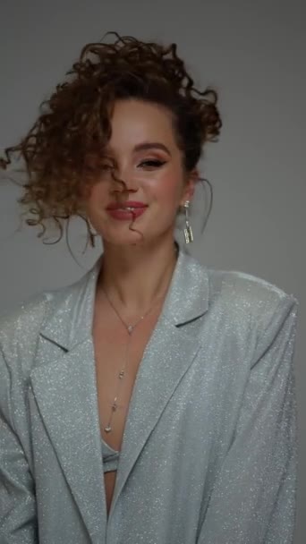 Fröhliche Weibliche Modell Glänzenden Kleidern Posiert Auf Grauem Hintergrund Studio — Stockvideo