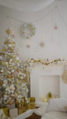 Şenlikli ve davetkar bir sahne, parıldayan süsler ve oturma odasında bir Noel ağacı.
