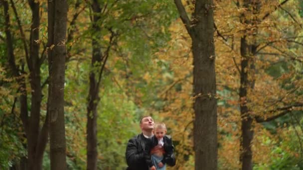 아버지의 아이와 행복한 아버지는 공원에서 야외에서 아이와 — 비디오
