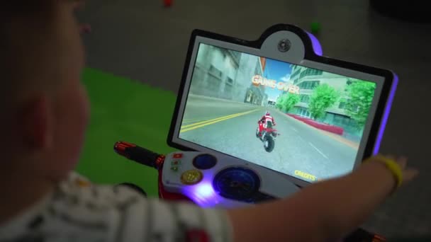 Spielautomat Motorrad Kleiner Junge Lernt Motorrad Fahren Computertechnik Nehmen Sie — Stockvideo